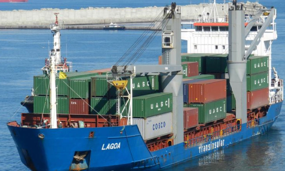A large container ship, Lagoa covered 700 km to rescue Jason and Neil.